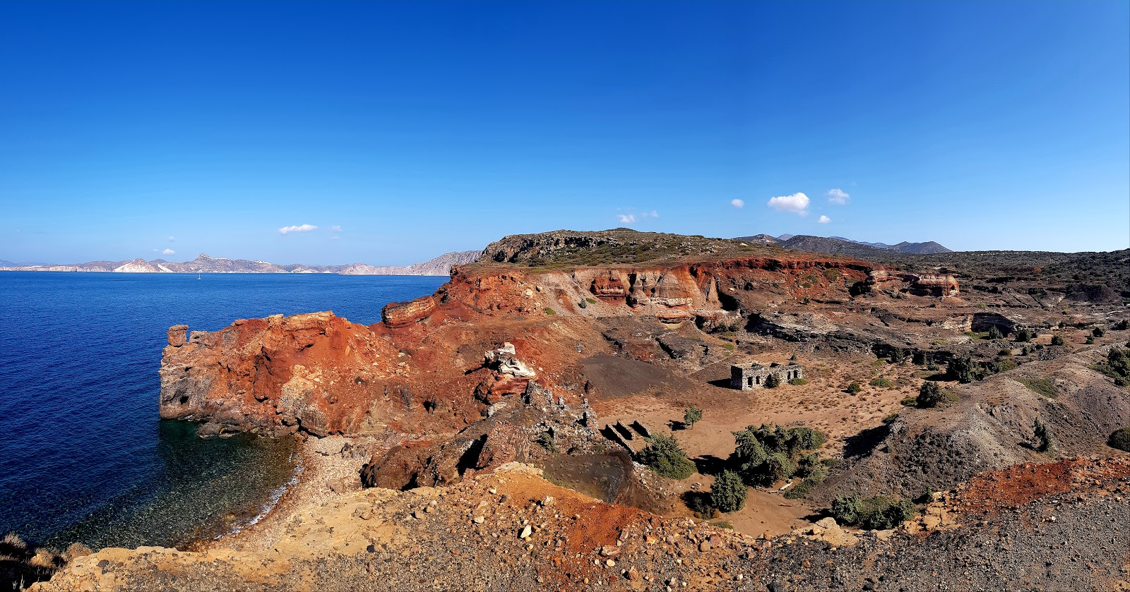 Vani beach'in fotoğrafı kahverengi çakıl yüzey ile