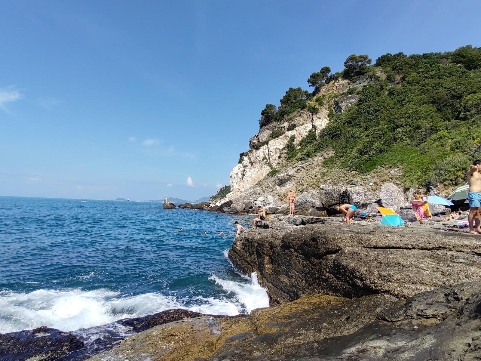 Foto av Falesia della Punta Bianca omgiven av klippor
