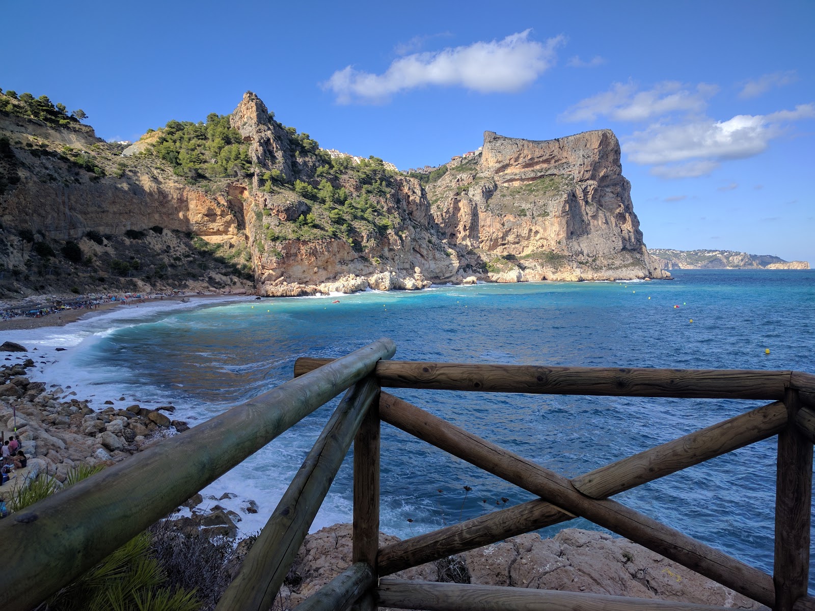 Fotografie cu Cala del Moraig cu o suprafață de apa turcoaz