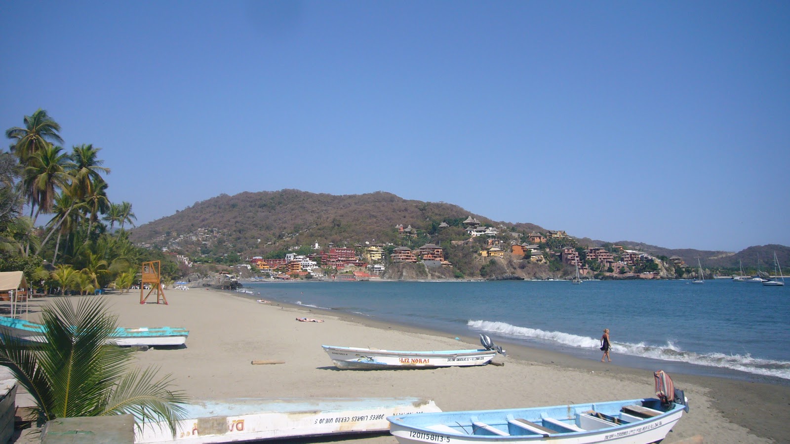 Photo de Zihuatanejo beach avec l'eau turquoise de surface