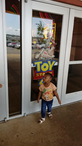 Movie Theater «Cobb Theatres Hollywood 16 & IMAX», reviews and photos, 4250 Old Greensboro Rd, Tuscaloosa, AL 35405, USA