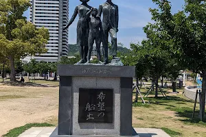 Kōbe Port Emigrants Memorial Statue image