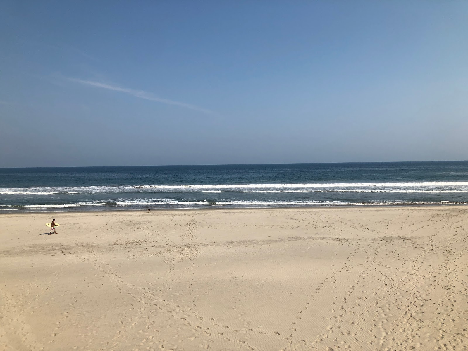 Mojon beach'in fotoğrafı dağlarla çevrili