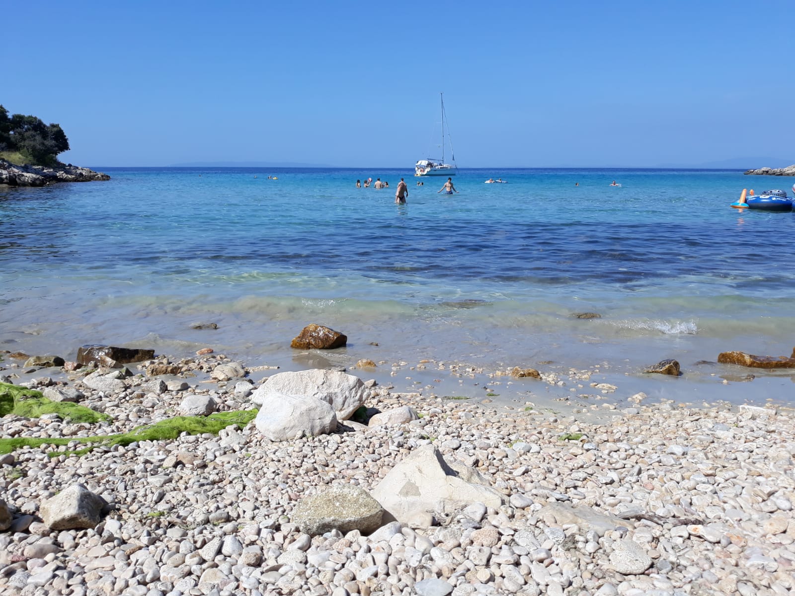 Foto von Tajana beach mit türkisfarbenes wasser Oberfläche