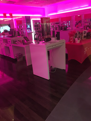 Cell Phone Store «T-Mobile», reviews and photos, 3000 Grapevine Mills Pkwy #105, Grapevine, TX • 76051-2011, USA