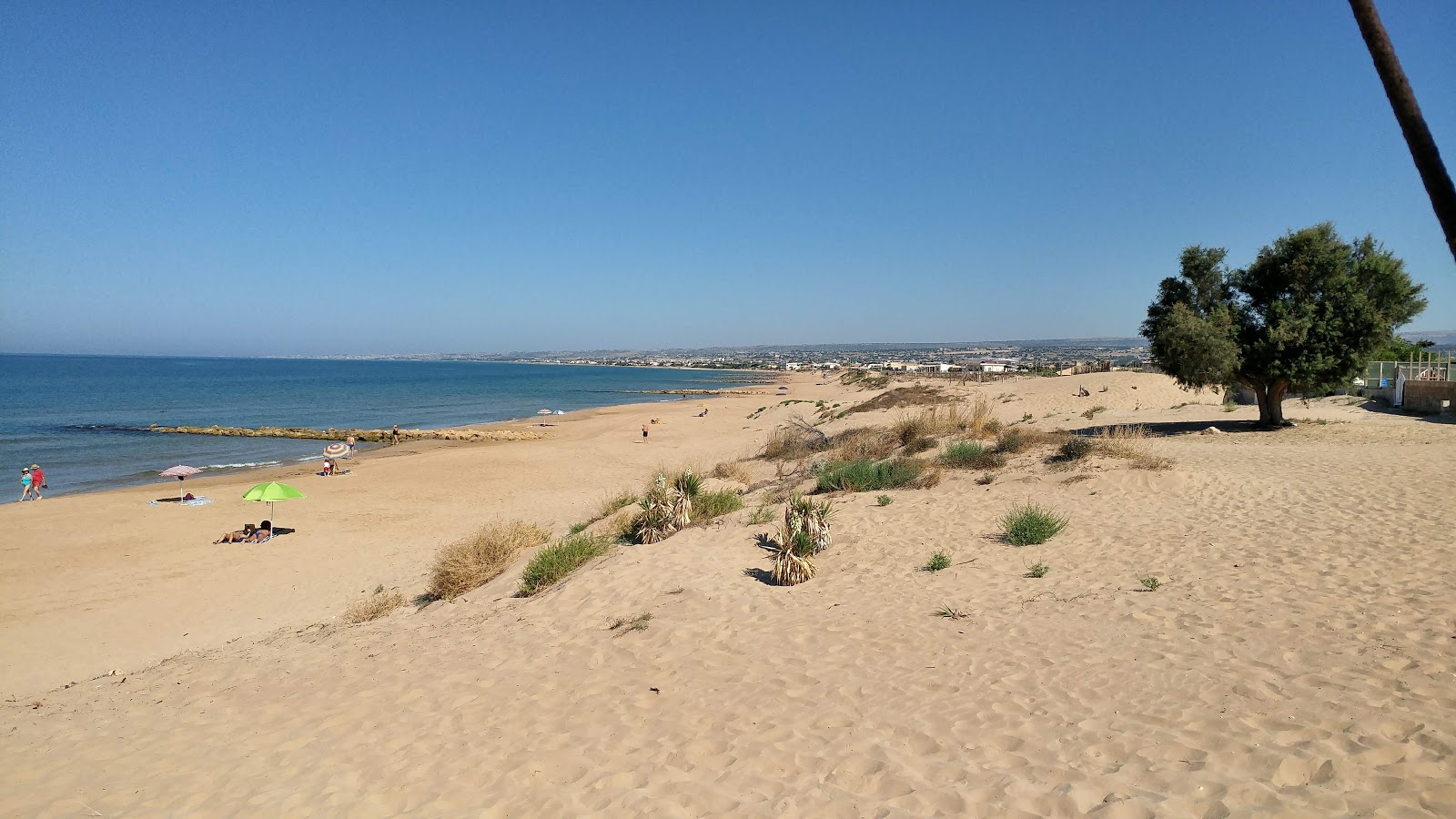 Φωτογραφία του Spiaggia Lido Bruca με λεπτή μπεζ άμμος επιφάνεια