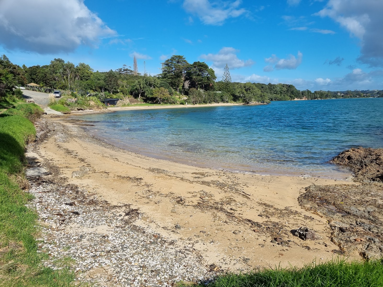 Φωτογραφία του Wharau Road Beach με μπεζ άμμος και βότσαλα επιφάνεια