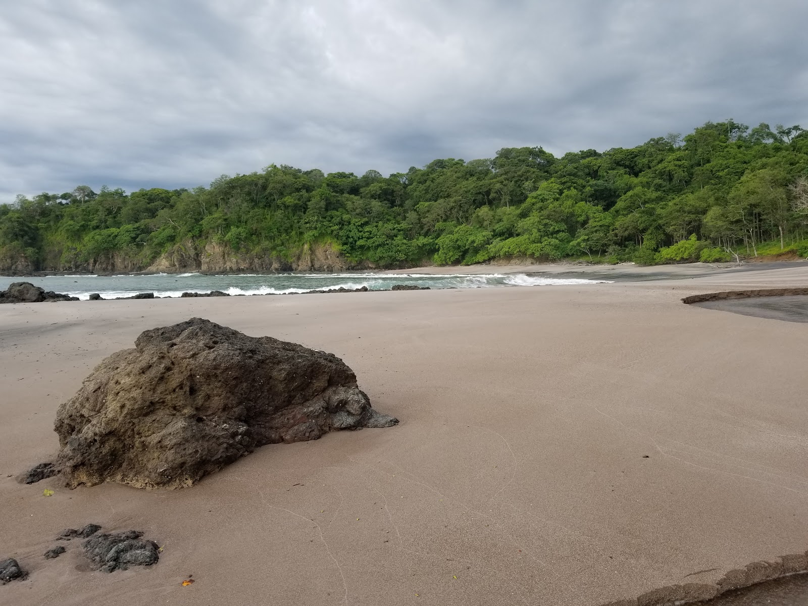 Photo de Playa Conejera avec plusieurs petites baies