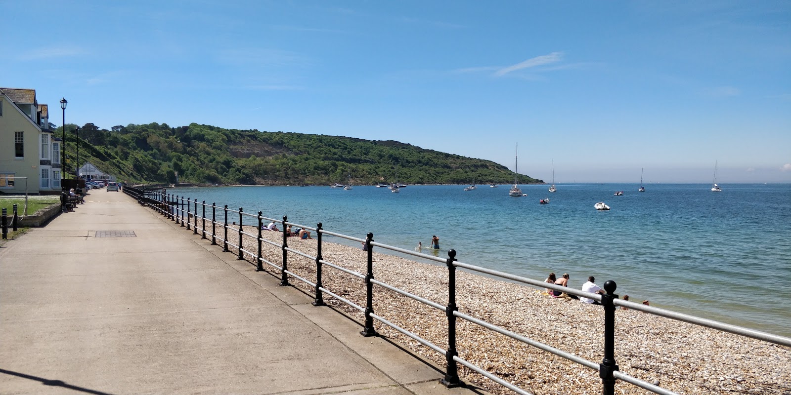 Foto af Totland Beach med lys sand overflade