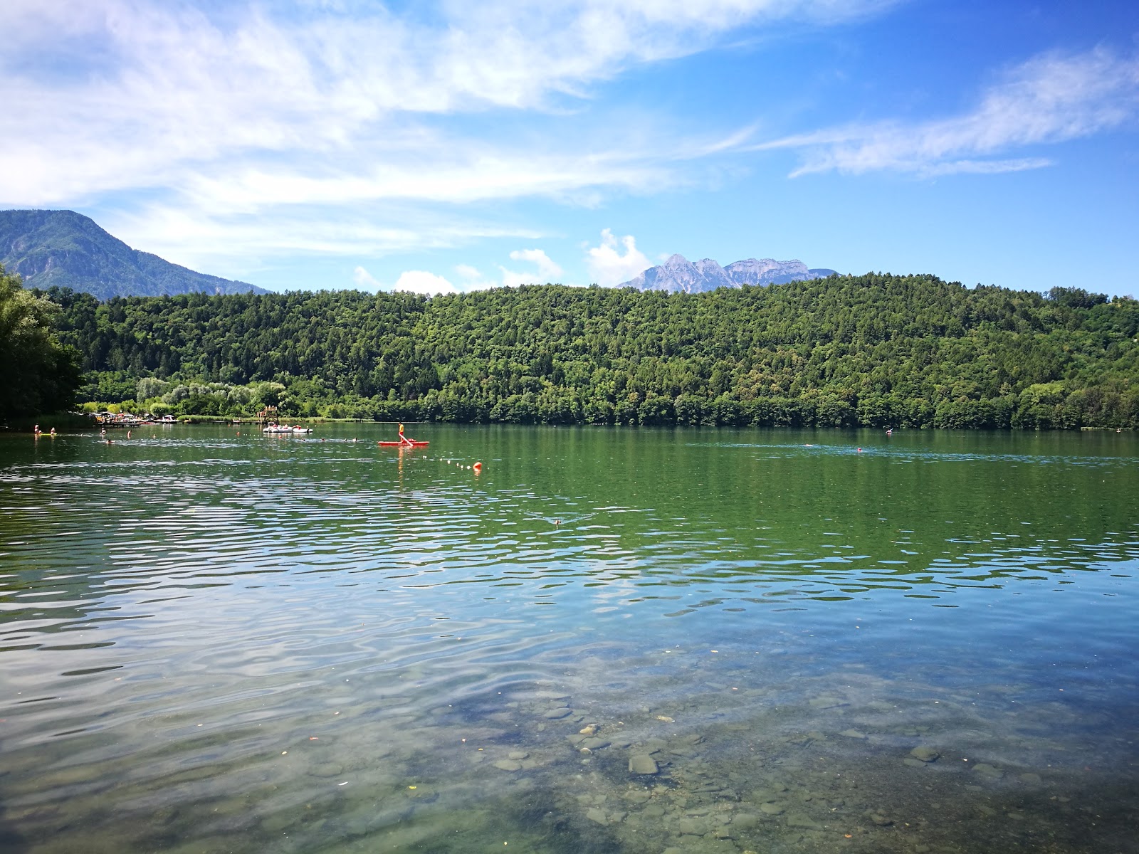 Spiaggia pubblica di Levico'in fotoğrafı - rahatlamayı sevenler arasında popüler bir yer