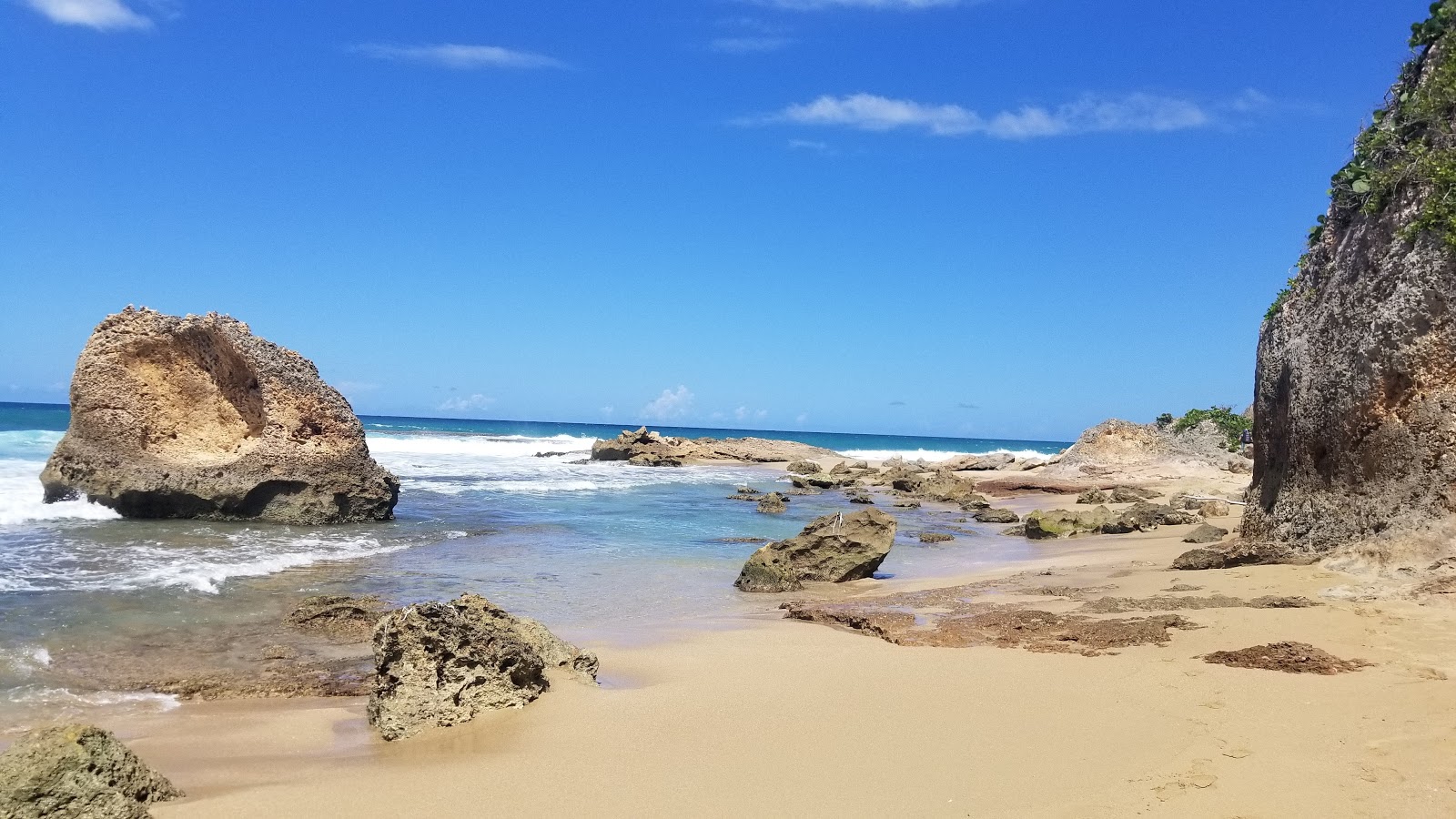 Φωτογραφία του Punta Borinquen II beach με καθαρό νερό επιφάνεια