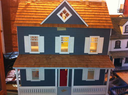 T & D Miniatures & Dollhouses