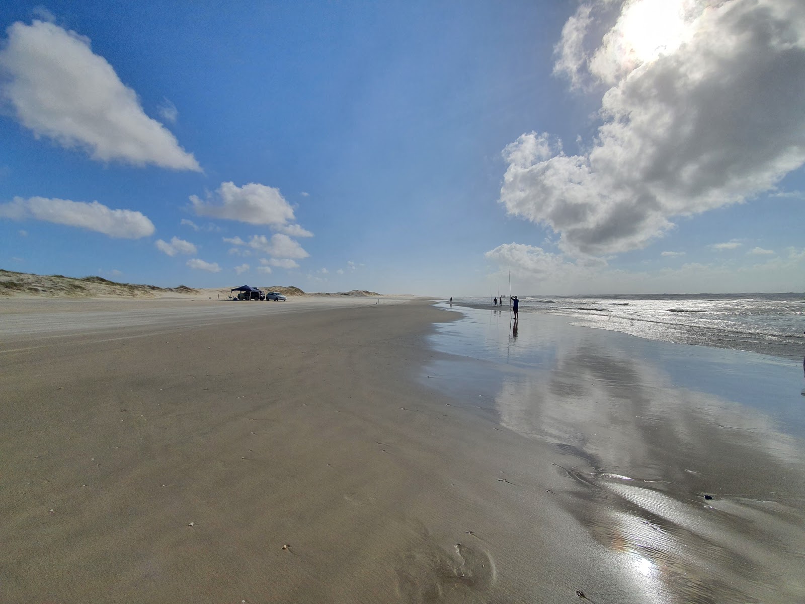 Valokuva Monte Athosin rantaista. pinnalla kirkas hiekka:n kanssa