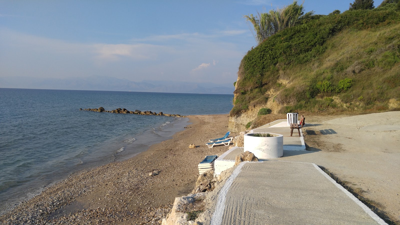 Foto av Gialos beach med turkosa vatten yta