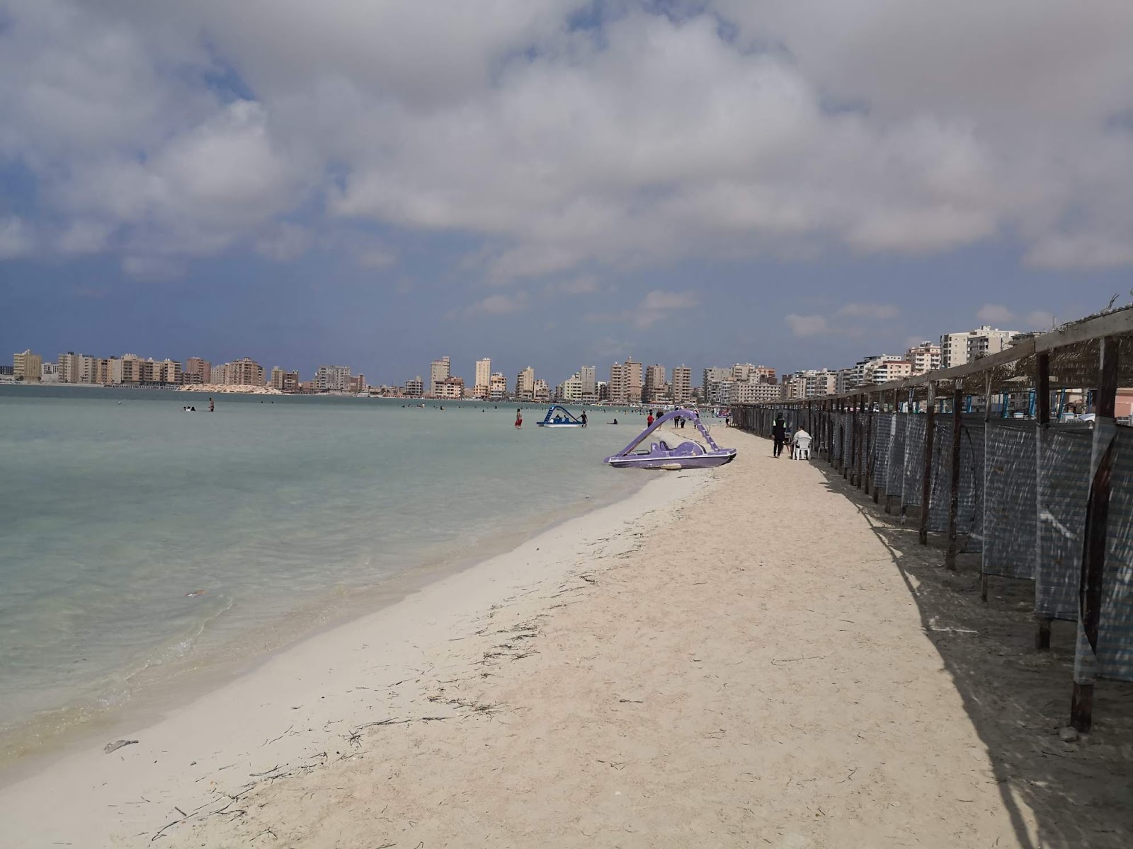 Foto van Beach Radio Marsa Matrouh met helder zand oppervlakte
