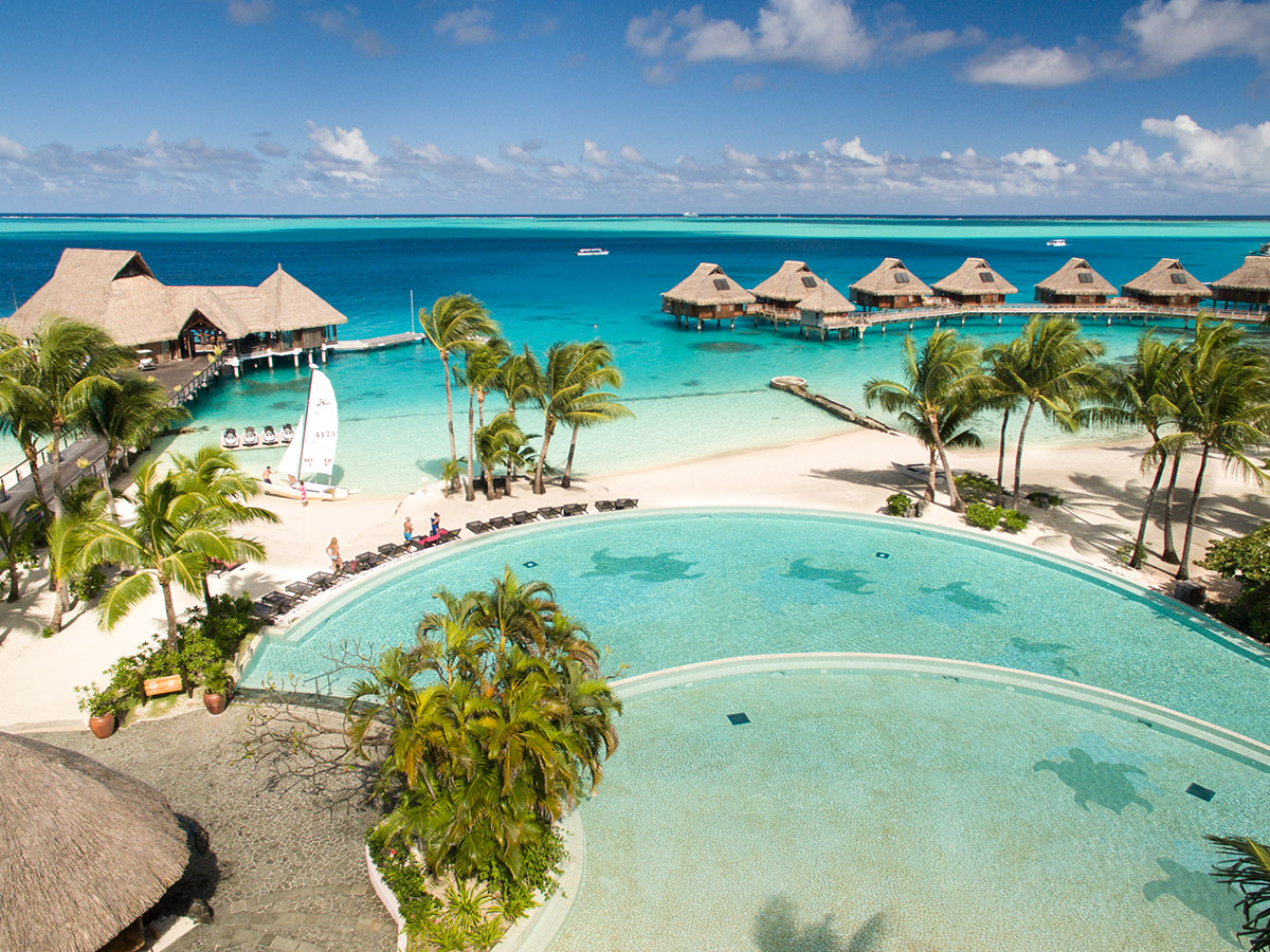 Foto de Playa Conrad Bora Bora con arena fina y blanca superficie