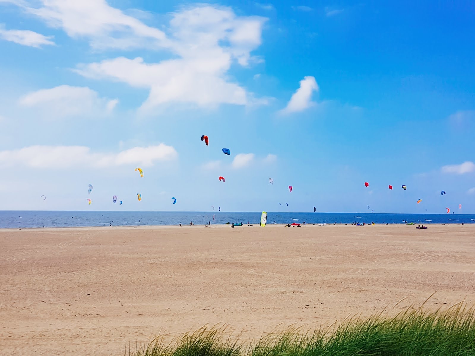 Strand bij Ouddorp的照片 带有明亮的沙子表面