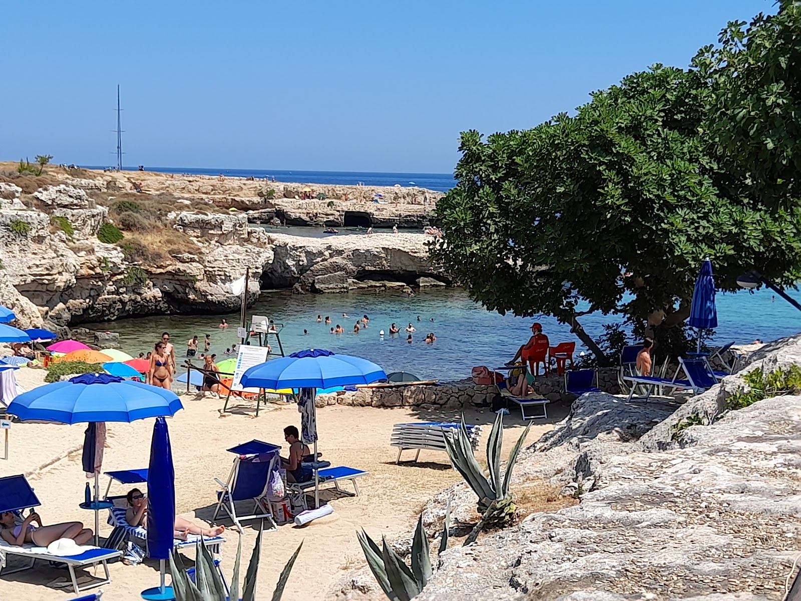 Foto von Lido Colonia umgeben von Bergen