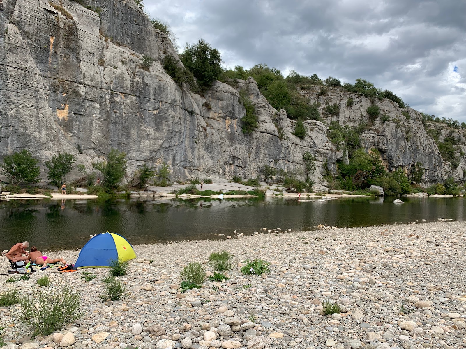 Guinguette Chaulet Plage'in fotoğrafı uçurumlarla desteklenmiş