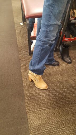 Shoe Store «DSW Designer Shoe Warehouse», reviews and photos, 8506 E 71st St, Tulsa, OK 74133, USA