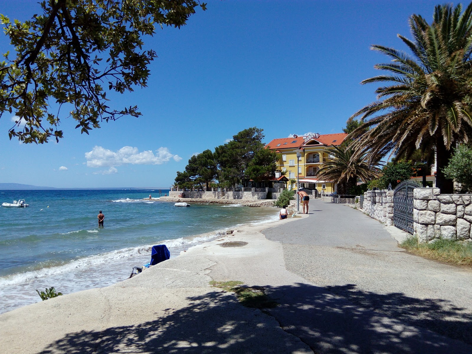 Foto von Petrac beach mit viele kleine buchten
