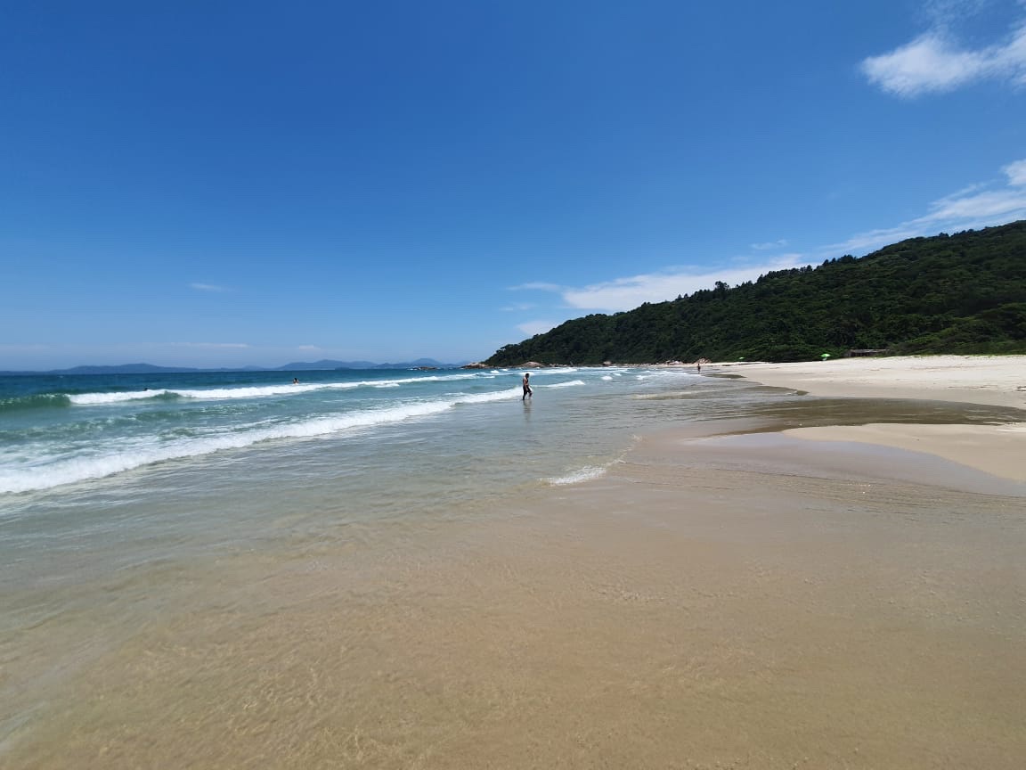 Fotografija Praia do Sissial z svetel pesek površino