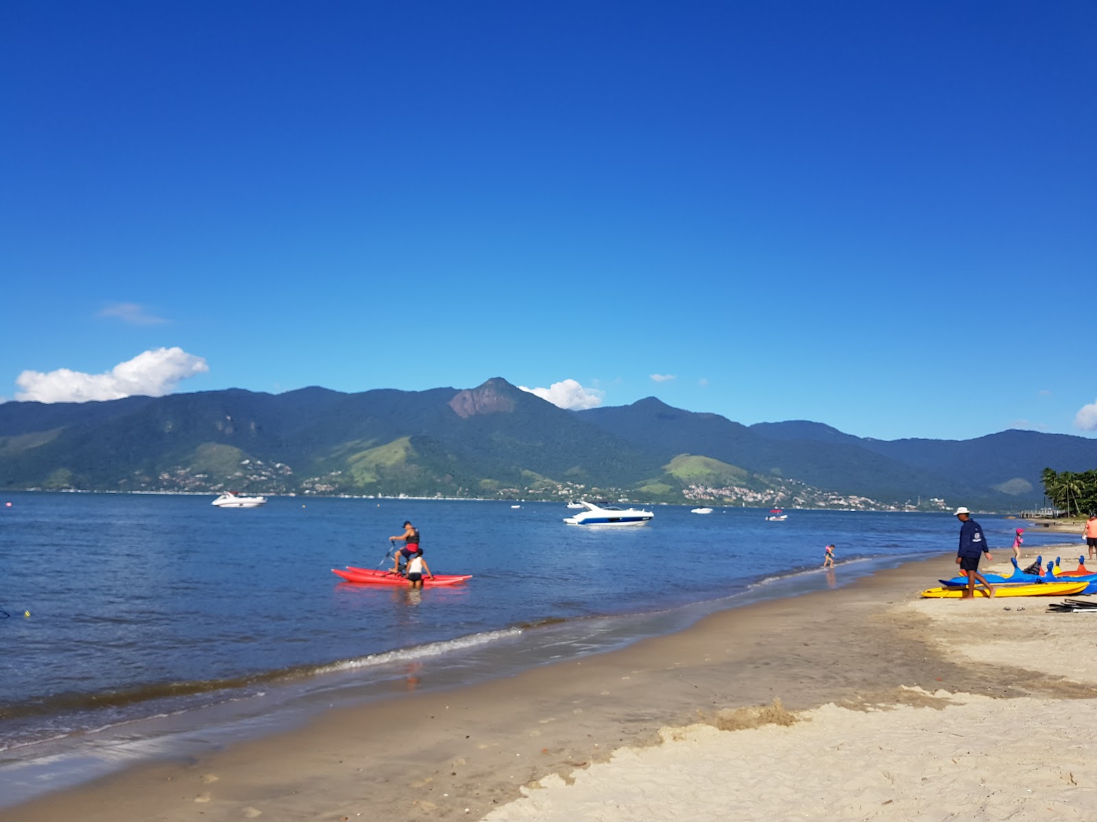 Foto van Pontal da Cruz Strand met helder zand oppervlakte