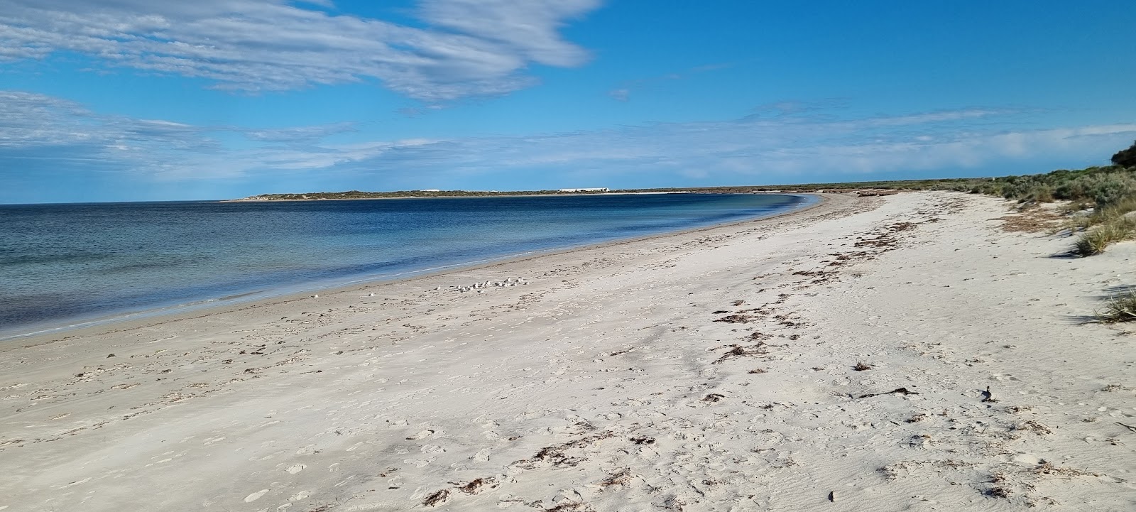 Fotografie cu Arno Bay cu o suprafață de nisip strălucitor