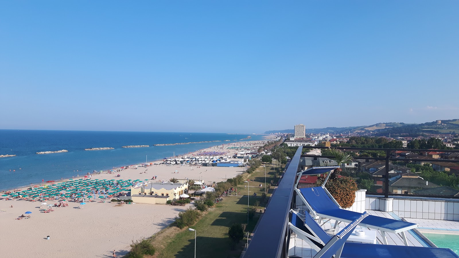 Foto av Spiaggia di Porto San Giorgio med beige sand yta