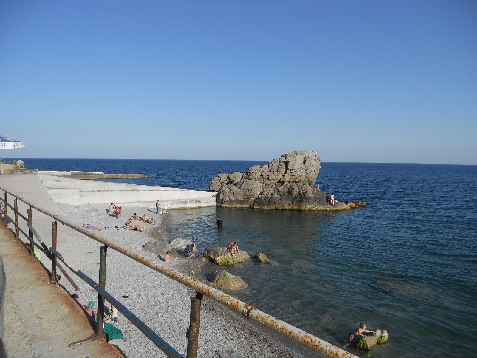 Foto di Frog beach con una superficie del ciottolo fine grigio