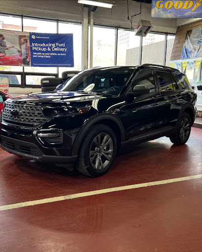 Ford Dealer «James Collins Ford Louisville-New-Used-Trucks-Cars-Sales-Service-Parts-BodyShop», reviews and photos, 809 S 5th St, Louisville, KY 40203, USA