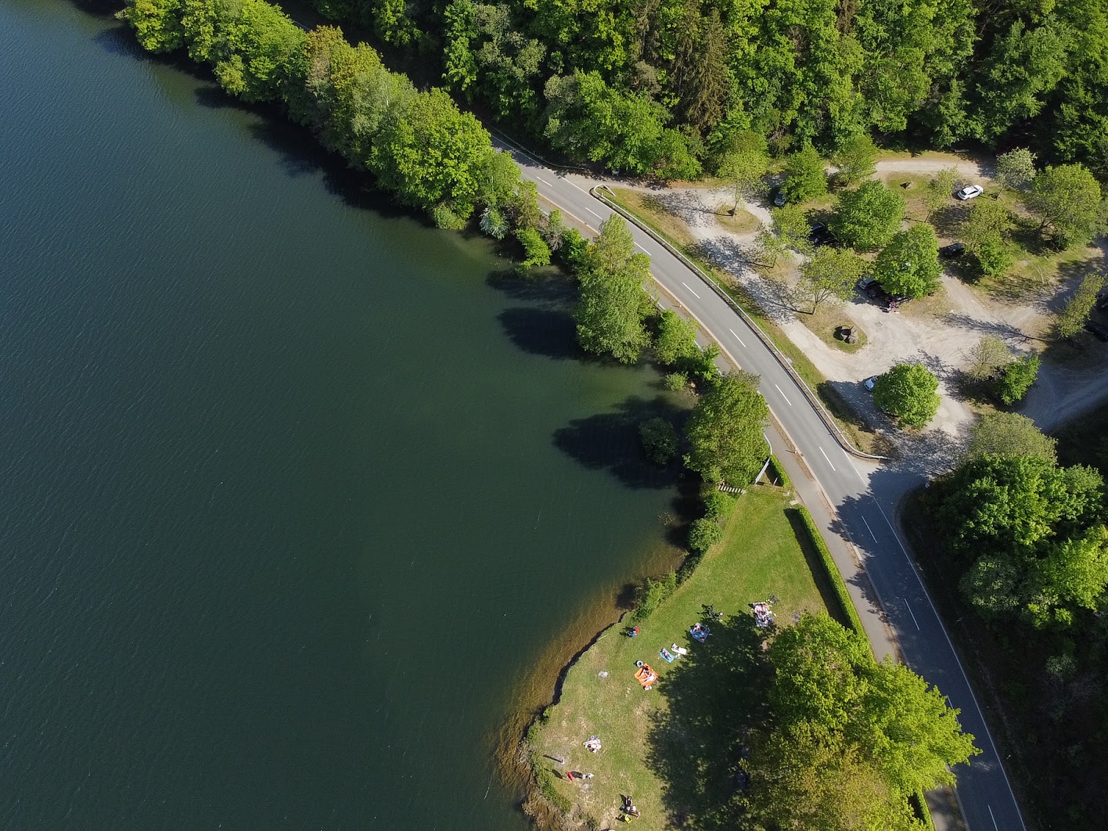 Foto van Liegewiese Melbach met turquoise puur water oppervlakte