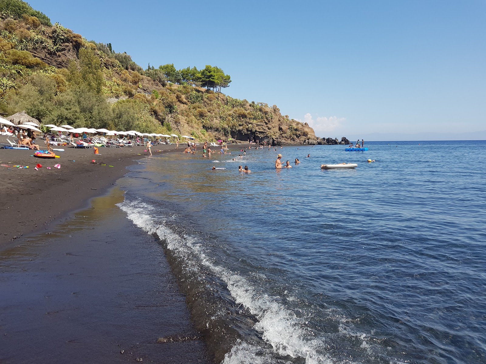 Photo de Punta dell'Asino Beach entouré de montagnes
