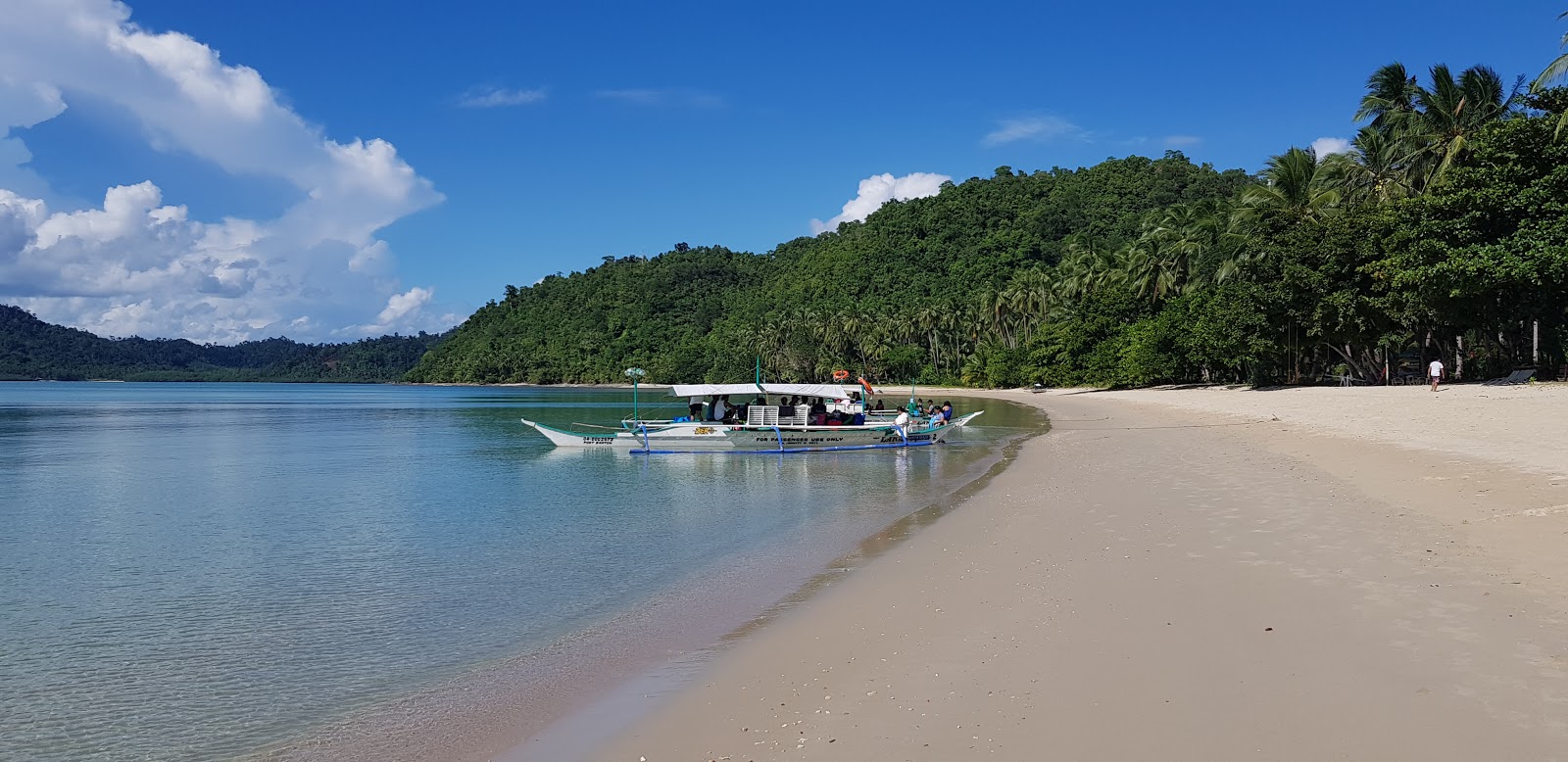 Foto di Naonao Beach con una superficie del sabbia beige fine