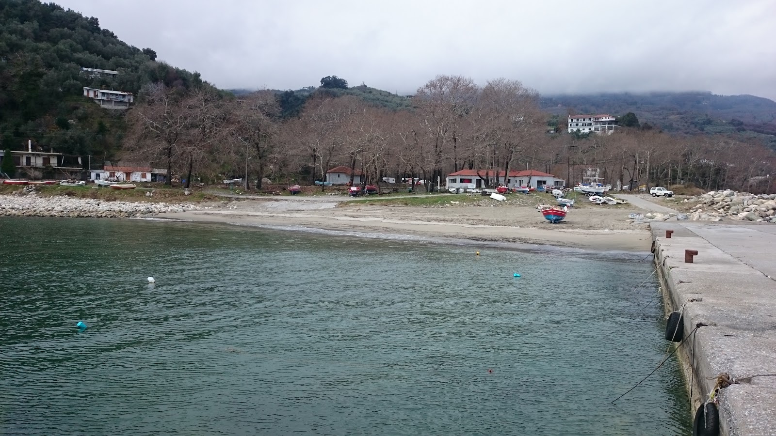 Foto von Port of Chorefto beach mit sehr sauber Sauberkeitsgrad