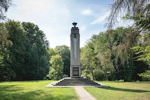 Pomnik Chwała Ofiarom Terroru Hitlerowskiego image