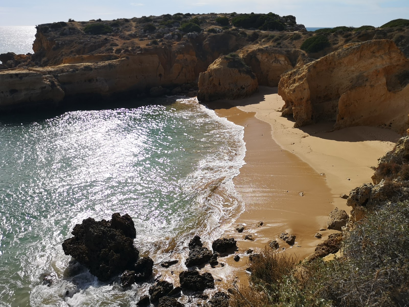 Foto av Praia da Vigia med fin beige sand yta