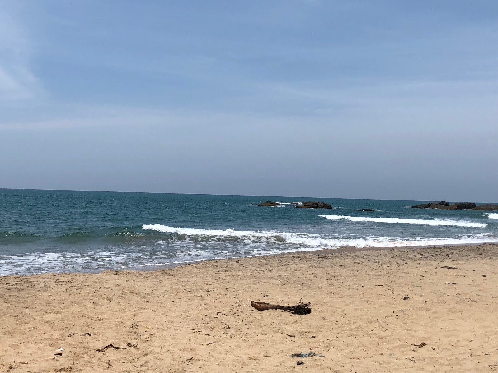 Foto di Komari Beach con costa lunga e dritta