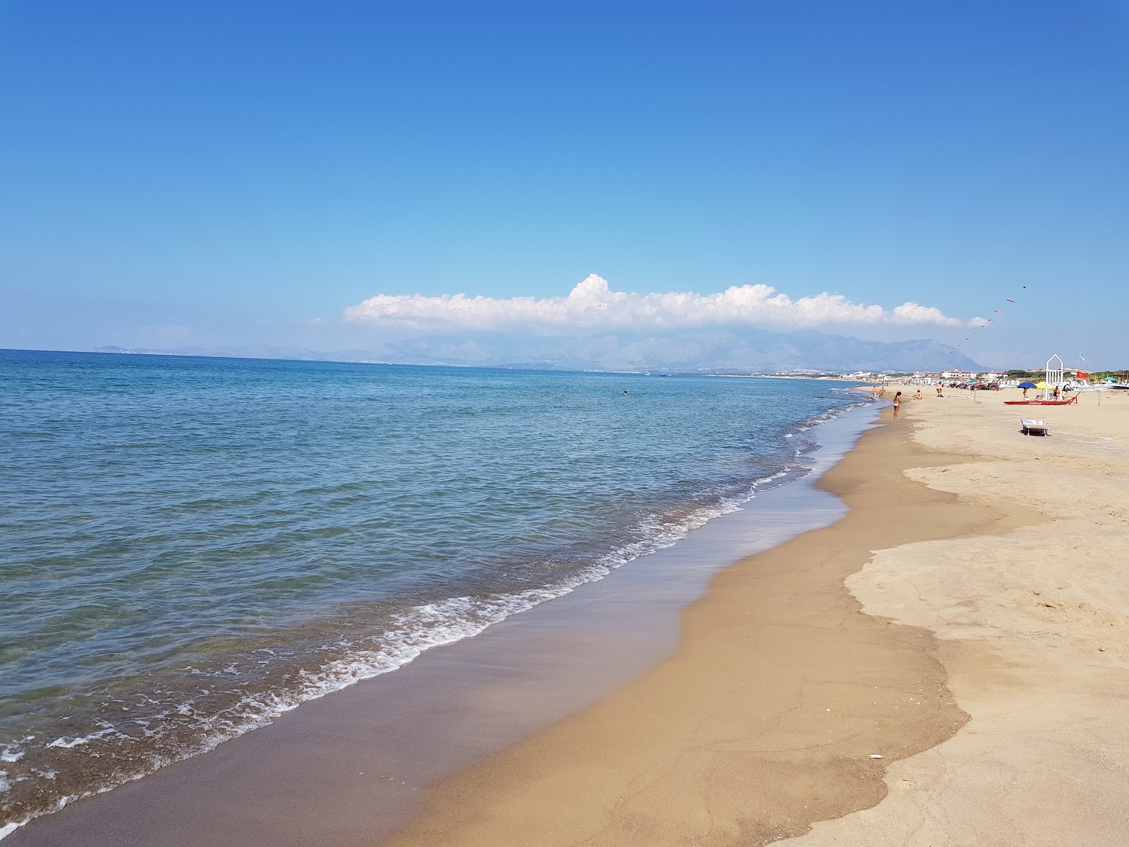 Foto von Der Strand Le Vagnole mit heller sand Oberfläche