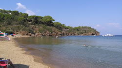 Foto de Straccoligno beach rodeado por montanhas
