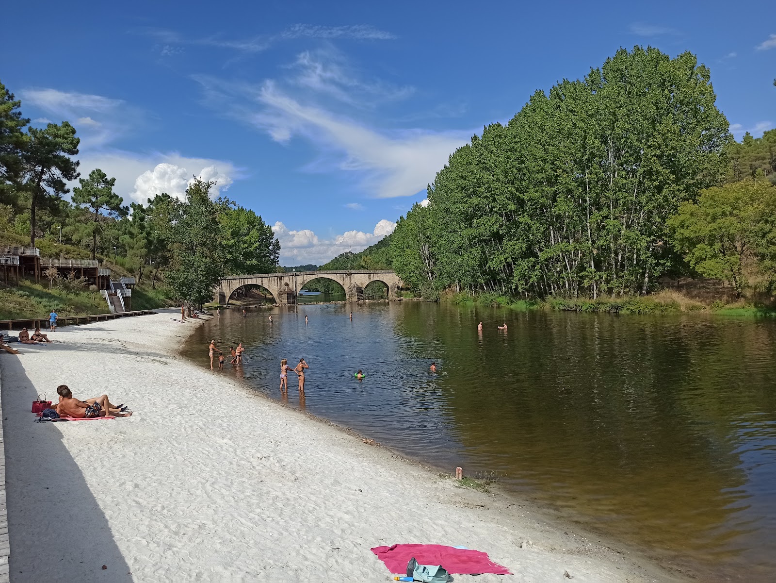 Foto von Praia Fluvial de Rabacal mit beiger sand Oberfläche
