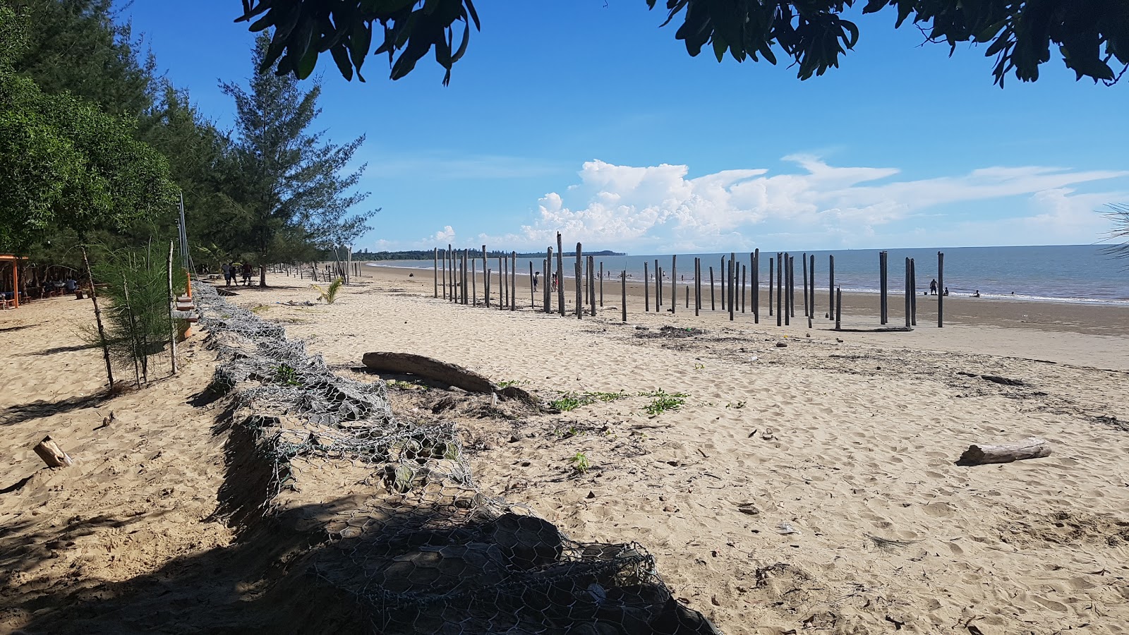 Foto von Belawai Beach mit langer gerader strand