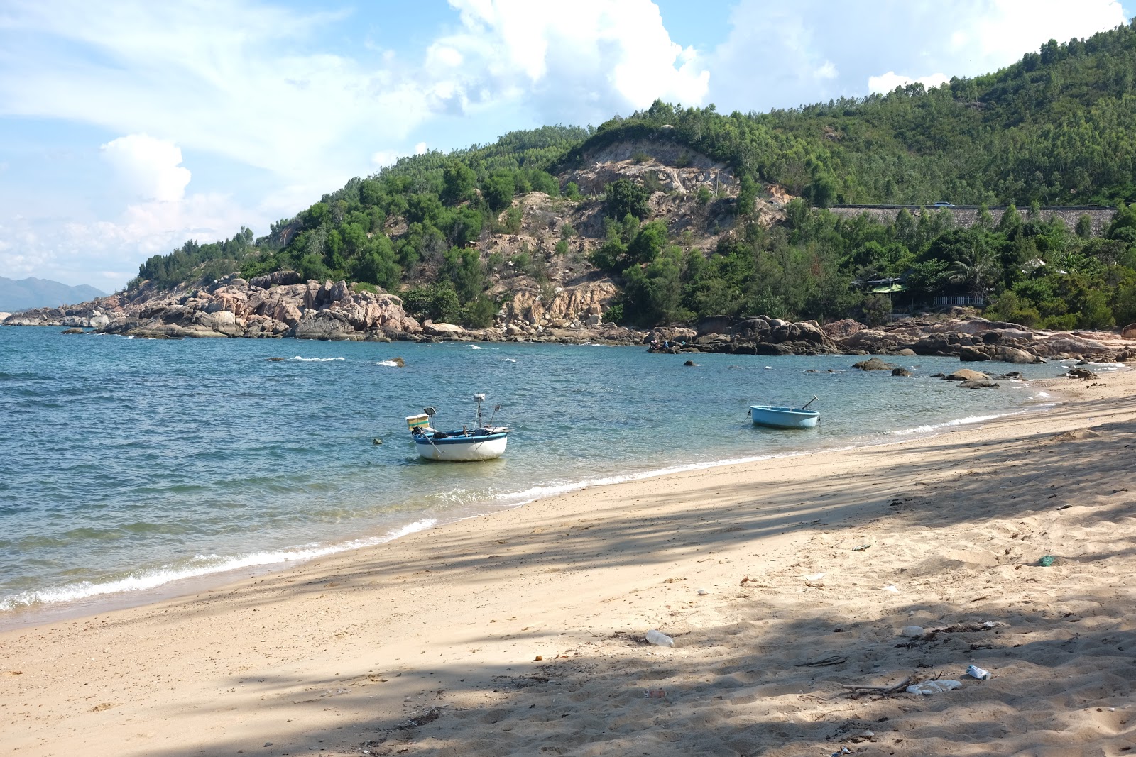 Bai Rang Beach'in fotoğrafı turkuaz su yüzey ile