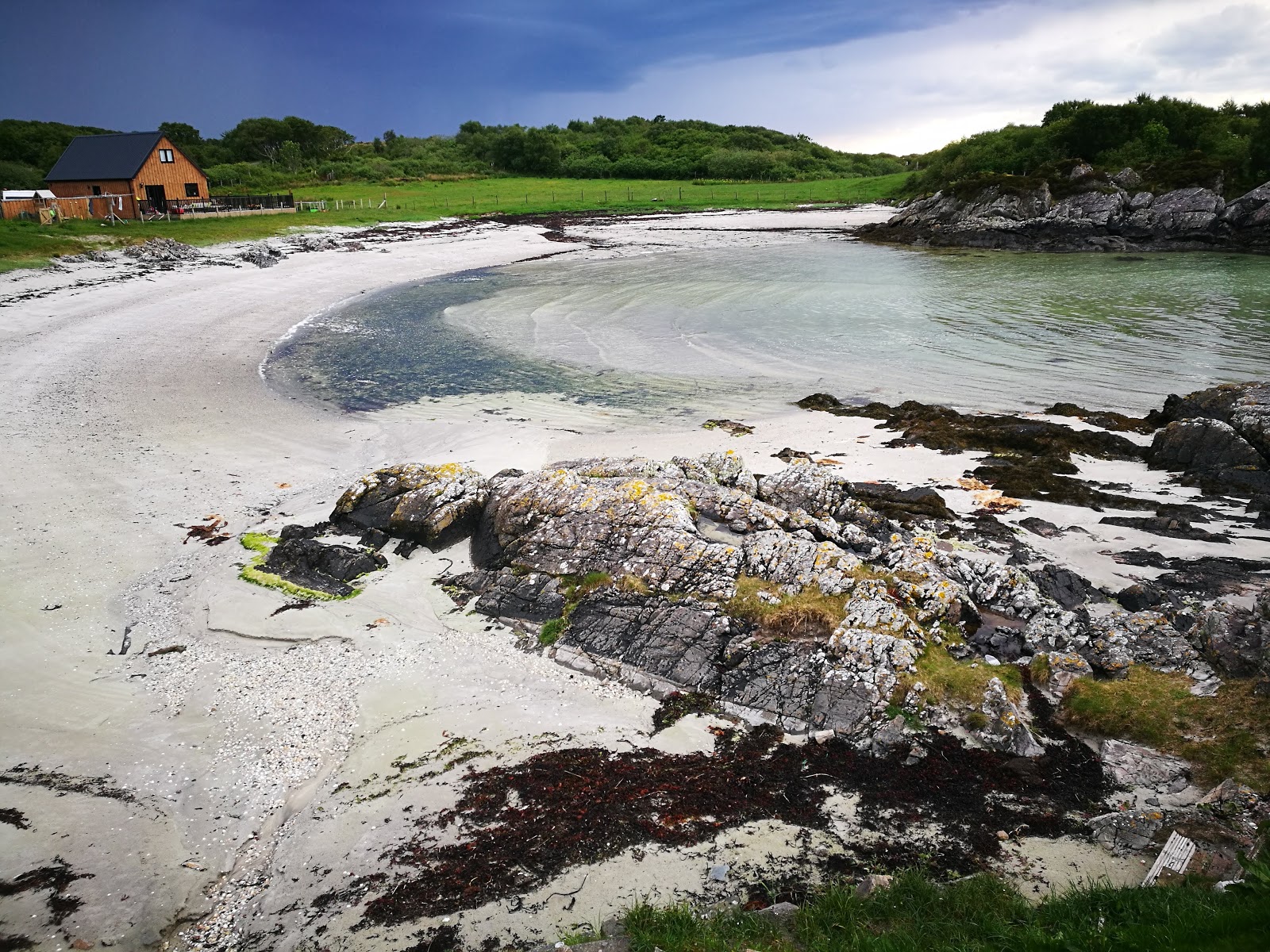 Photo de Tigh-na-mara Beach entouré de montagnes