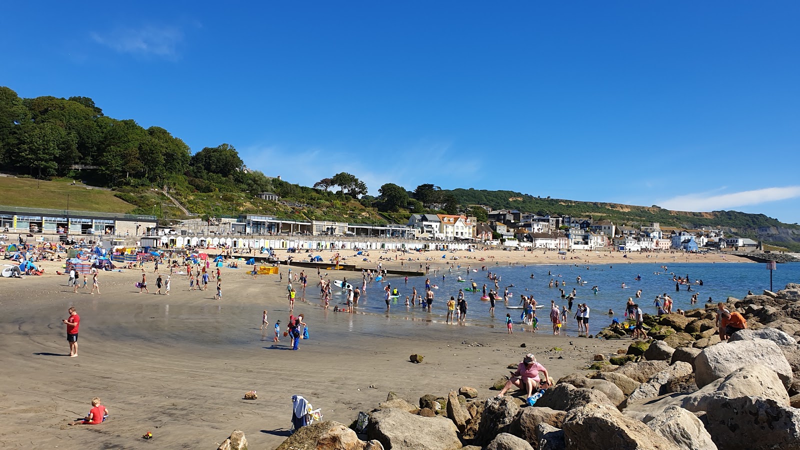 Fotografie cu Lyme regis beach - locul popular printre cunoscătorii de relaxare