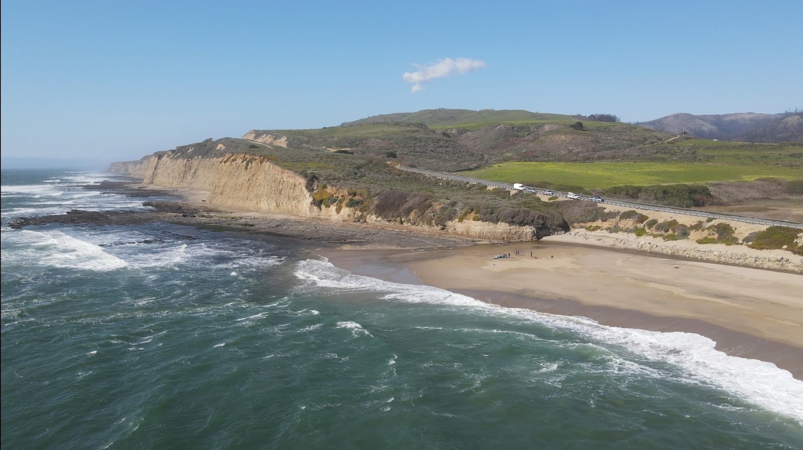 Scott Creek Beach'in fotoğrafı - rahatlamayı sevenler arasında popüler bir yer