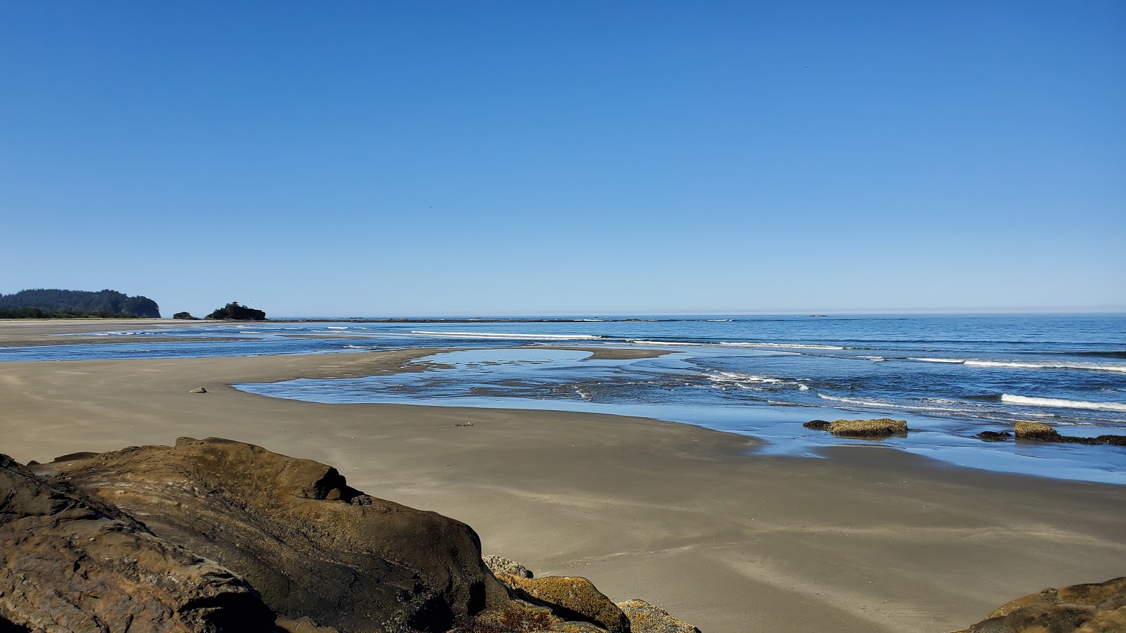 Photo de Hobuck Beach avec l'eau cristalline de surface