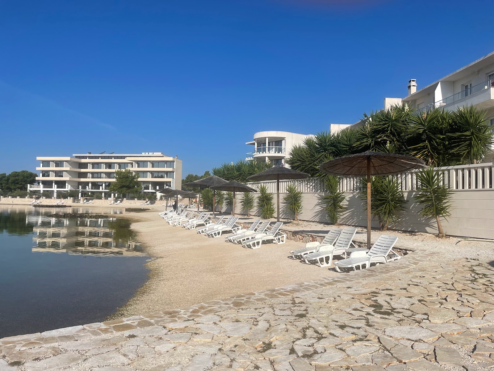 Perla Beach'in fotoğrafı çok temiz temizlik seviyesi ile