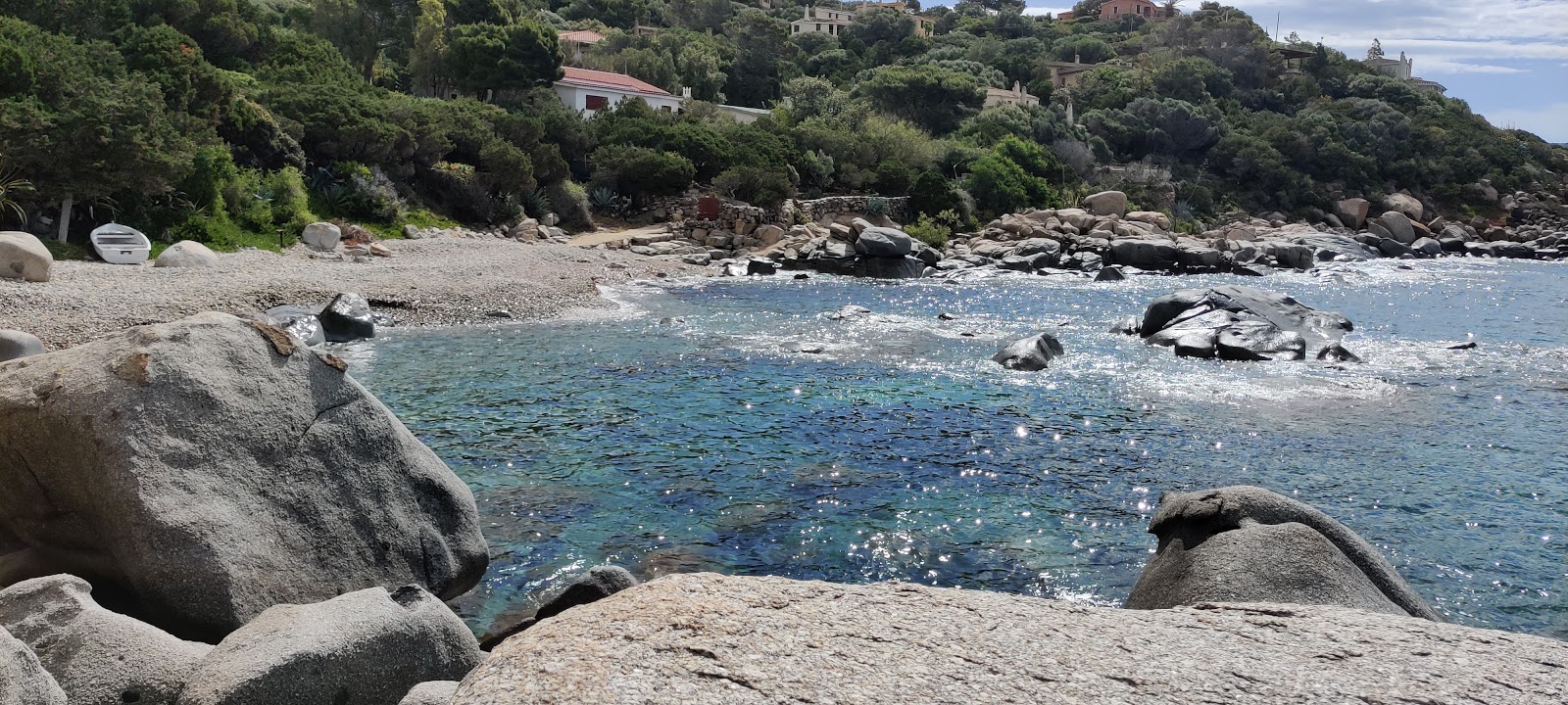 Valokuva Caletta di Baccu Mandaraista. pinnalla harmaa kivi:n kanssa