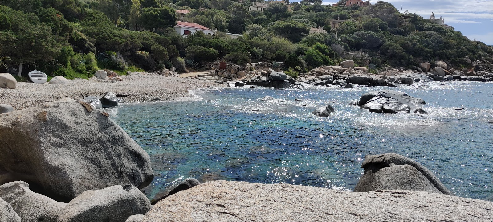 Foto von Caletta di Baccu Mandara mit graue kiesel Oberfläche